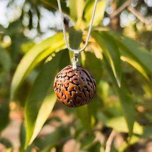 Collana Seme di Pesco